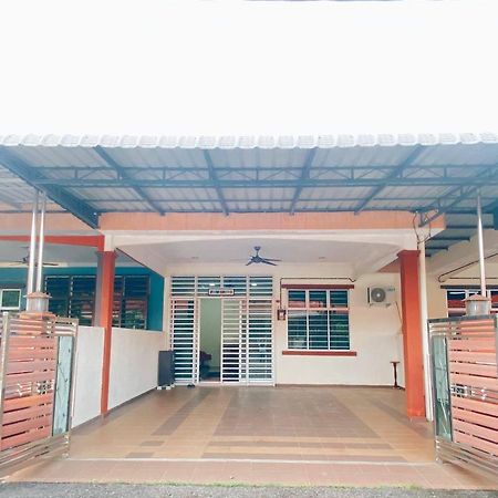 Rawyna homestay segamat Luaran gambar